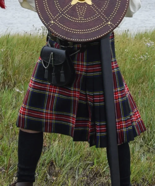 8 Yard Kilt mit Black Stewart Tartan